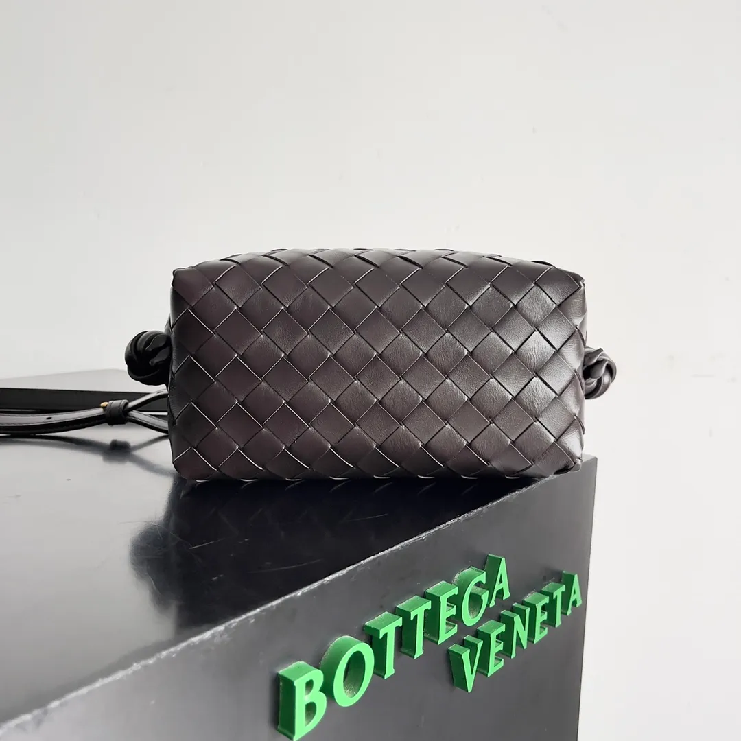 Batch 1360 BOTTEGA VENETA 2024 new loop is here! ! Many girls who like BV have owned the Loop bag. It has a simple appearance, classic weaving, and a compact and lightweight bag shape. This innovation continues the "camera bag" shape. Unlike the traditional Loop bag, which can only be worn as a crossbody bag, this innovation It can be carried by hand or cross-body, satisfying both the concave shape and daily needs. The oversized buckle can be folded and used as a handle. The sultry heat in summer ☀️ usually reduces people's desires. Having a lightweight bag will greatly enhance the happiness of traveling🫧 Style number: 796615 Size: 19*12*9cm
